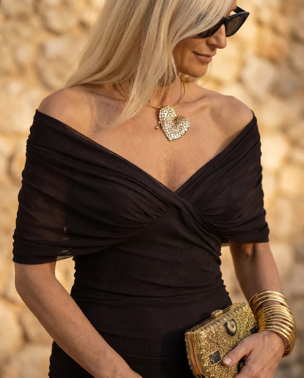 ELEGANT DRESS WITH V-NECK